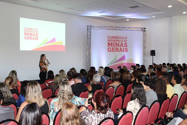 Encontro leva formação sobre implementação do Currículo Referência de Minas Gerais nas escolas do estado