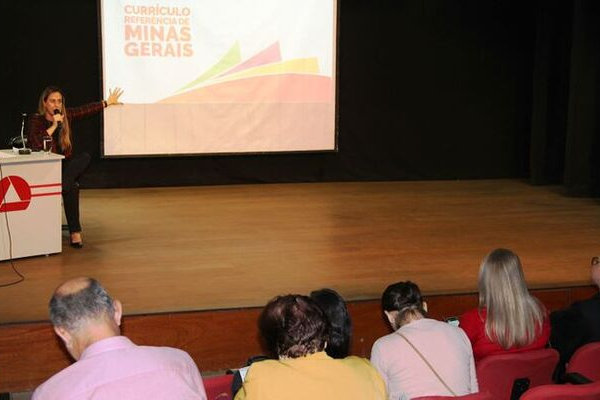 Secretaria participa de encontro com educadores sobre o Currículo Referência de Minas Gerais