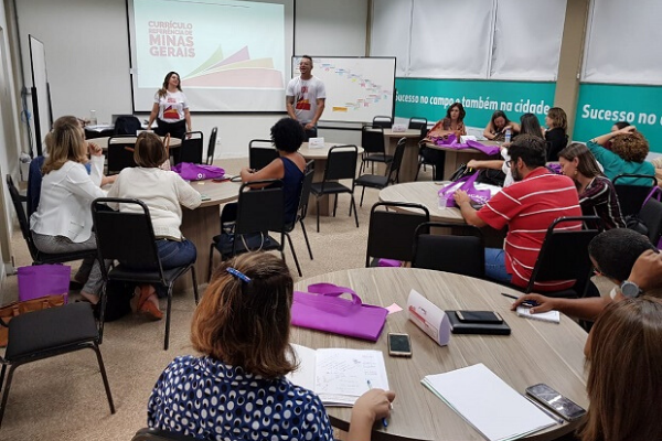 Escola de formação oferece cursos a distância sobre o Currículo Referência de Minas Gerais