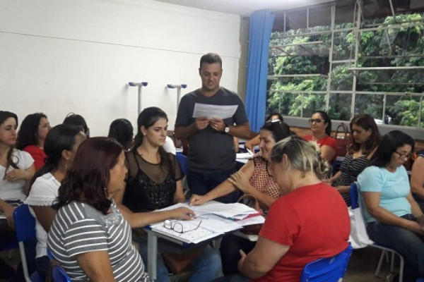 Escolas incentivam professores a conhecer e estudar o Currículo Referência de Minas Gerais para a Educação Infantil e o Ensino Fundamental